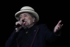 Joaquín Sabina se despide de los escenarios con emotivo concierto en Madrid
