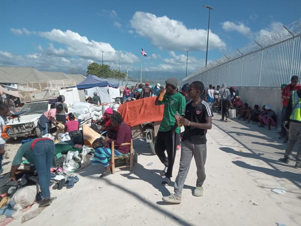 Comerciantes y consumidores haitianos abarrotaron este viernes el mercado fronterizo con Pedernales.-Foto Julio Gómez