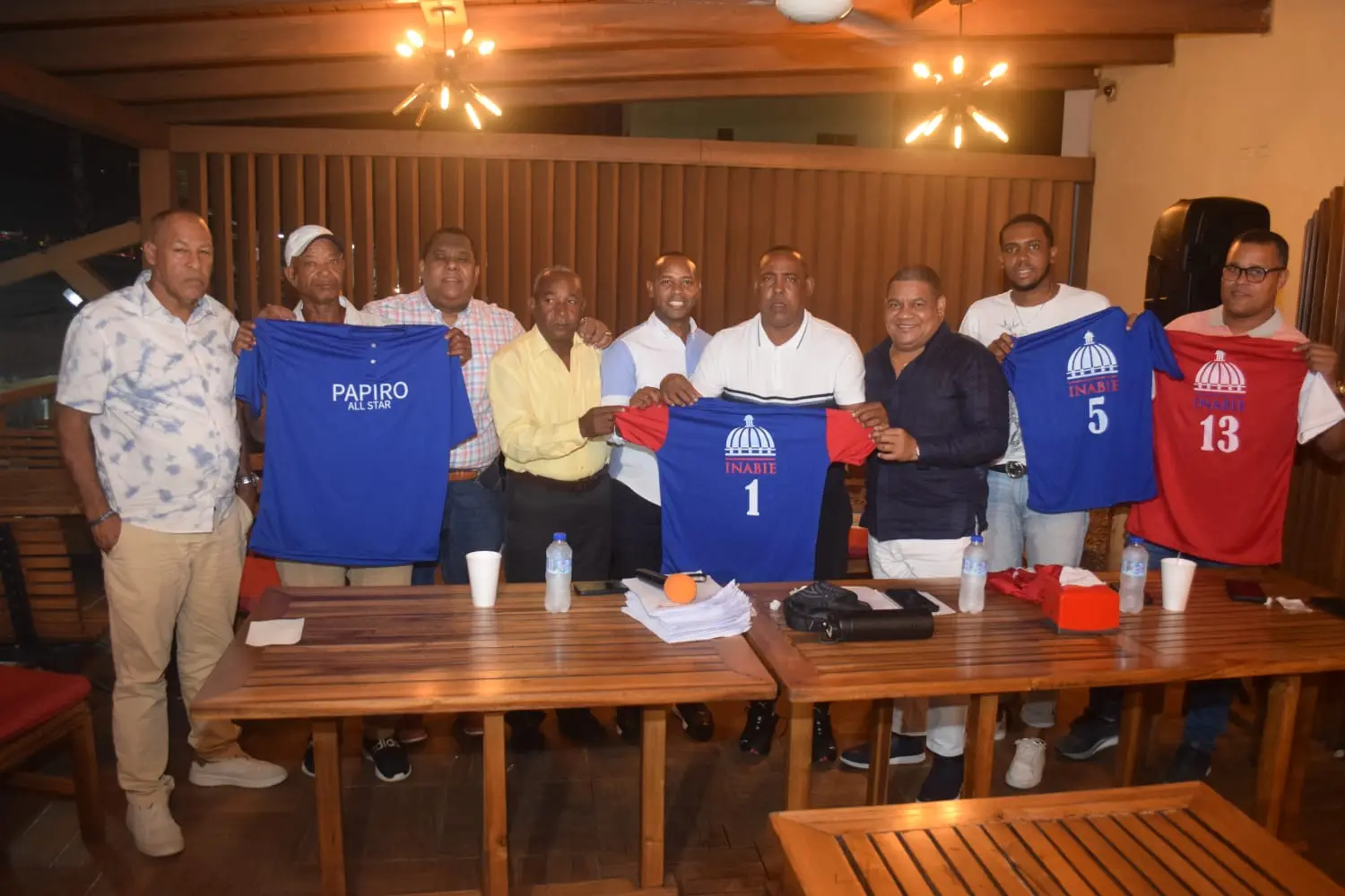 Academia Luisito Mercedes impulsa el deporte comunitario con entrega de uniformes