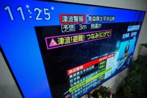 Fuerte temblor en Japón provoca heridos y alerta de tsunami