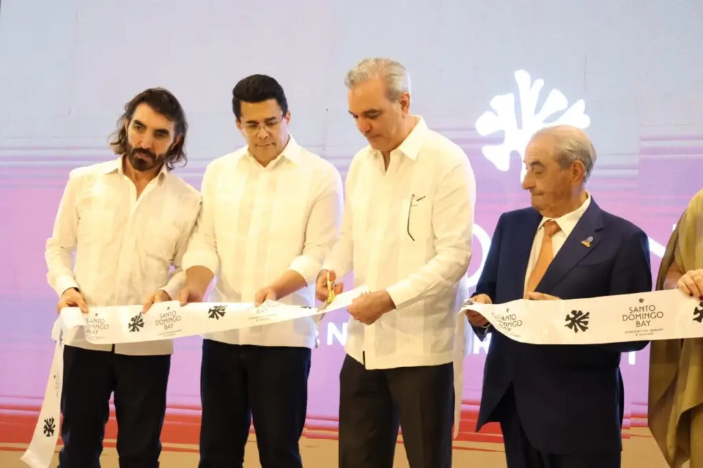 El presidente Luis Abinader corta la cinta para dejar inaugurado el nuevo hotel Santo Domingo Bay Convention Resort & Casino. Le acompañan el empresario Pepe Hidalgo y el ministro de Turismo, David Collado./Foto José Francisco