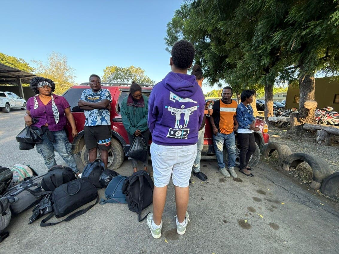 Detienen 28 haitianos durante operativos en Valverde en los que un menor dominicano fue rescatado