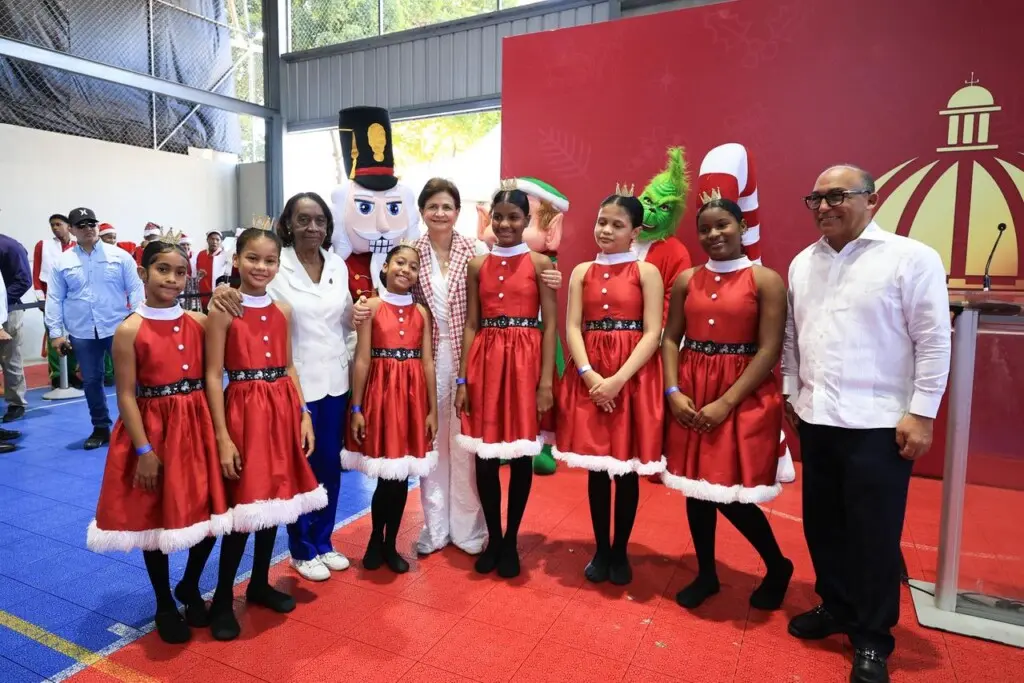 Raquel Peña lleva alegría navideña a los niños de Capotillo