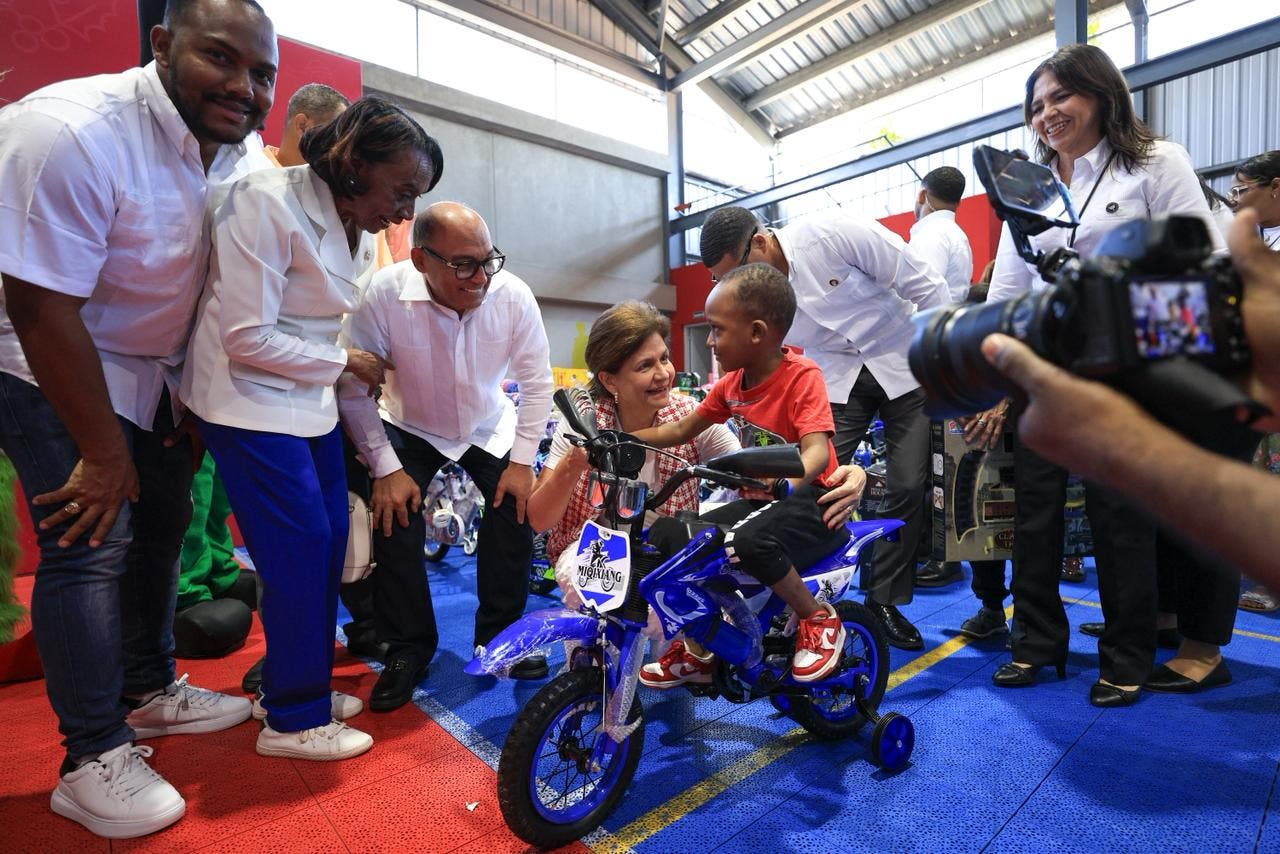 Raquel Peña lleva alegría navideña a los niños de Capotillo