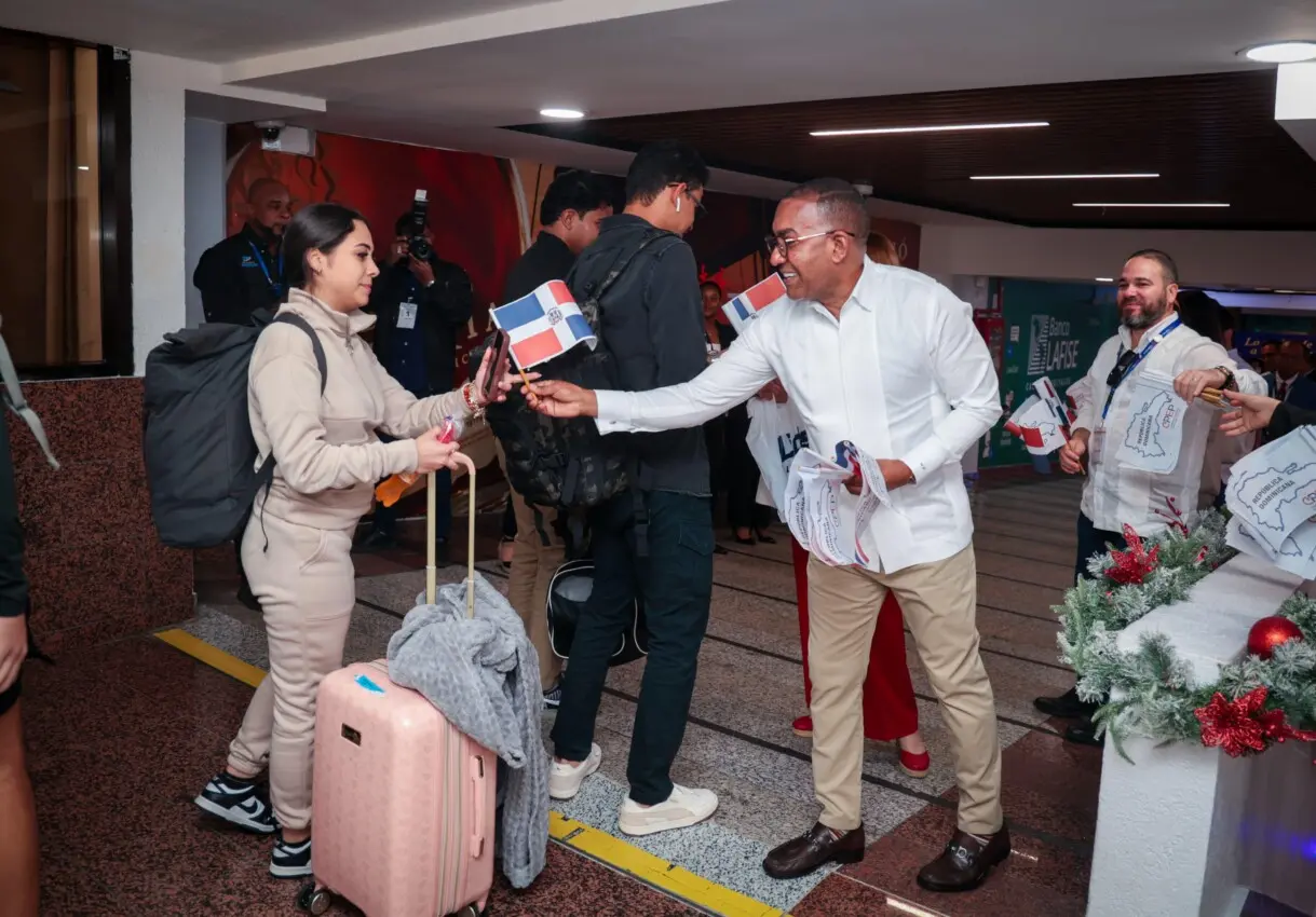 Así fue la cálida bienvenida a los viajeros dominicanos que llegaron al AILA por Navidad