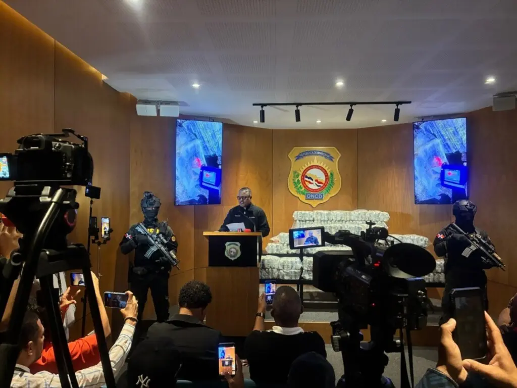 El decomiso de la presunta cocaína se produjo luego de que las unidades operativas, tras recibir informes de inteligencia, activaran los protocolos de actuación e iniciaran la revisión de decenas de contenedores que serían embarcados desde la terminal portuaria.