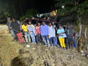 Ejército intercepta miniván con 21 haitianos indocumentados en Guayubín