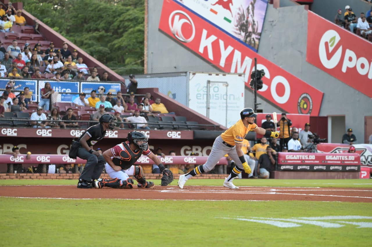 Águilas montan rally y triunfan contra Gigantes 10-6