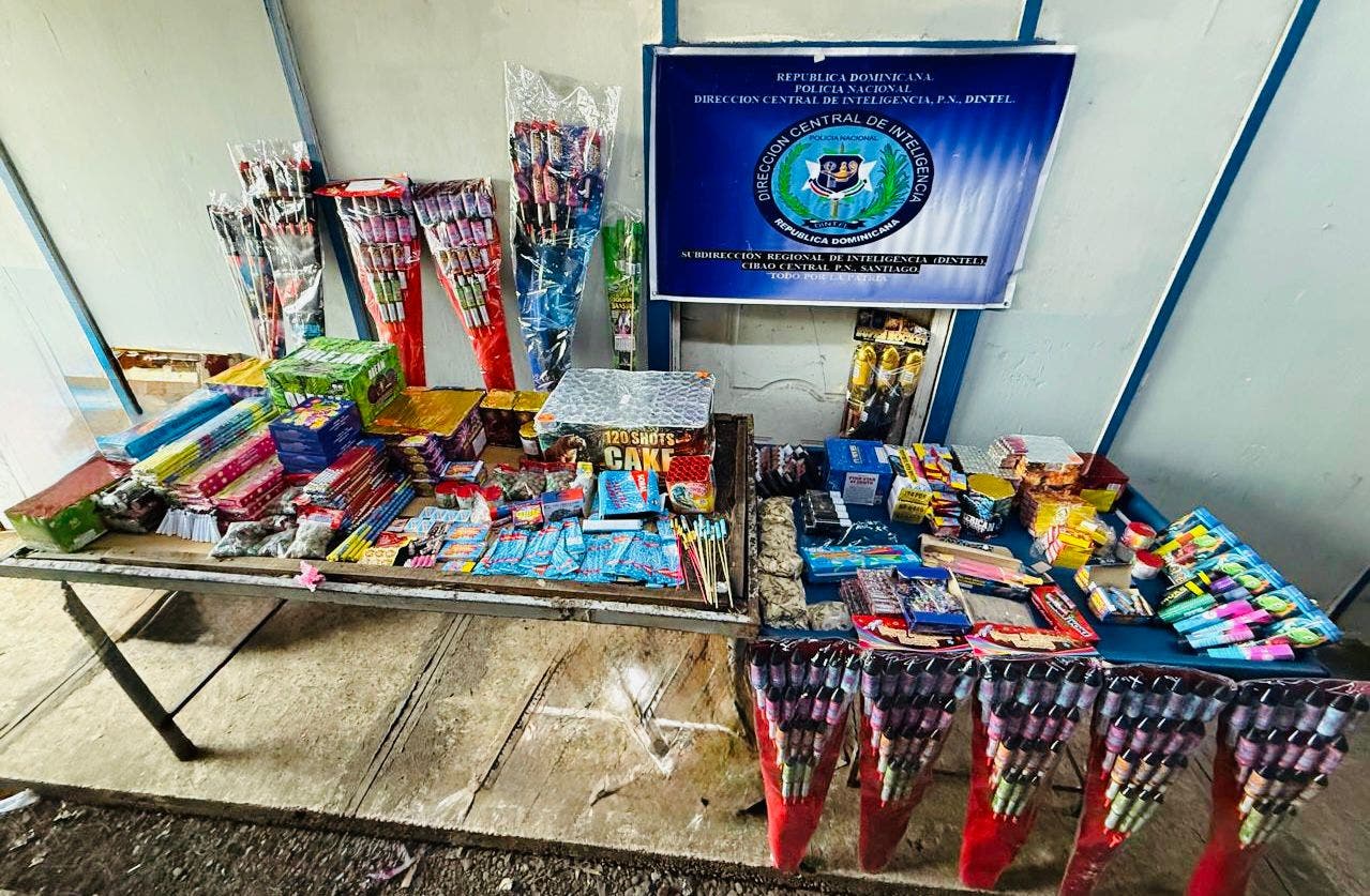 Incautan más de 3,800 fuegos artificiales ilegales en Santiago