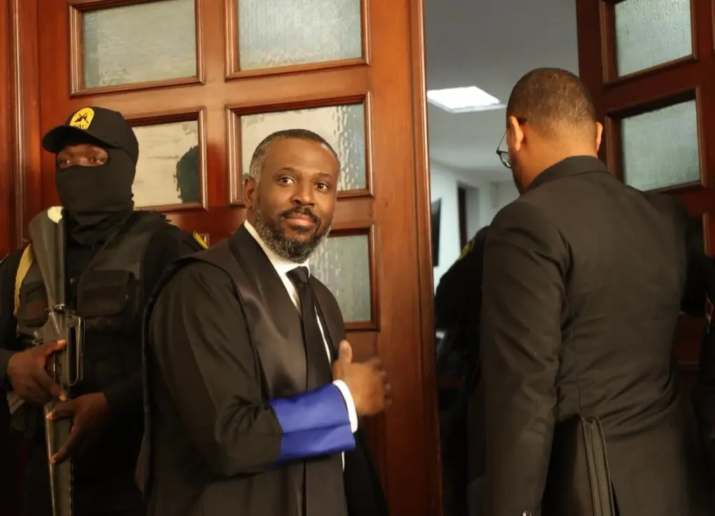 Momentos en el que el procurador adjunto, Wilson Camacho, llega al tribunal para la coerción a los encartados en el caso Senasa./Foto Chaimy Soriano