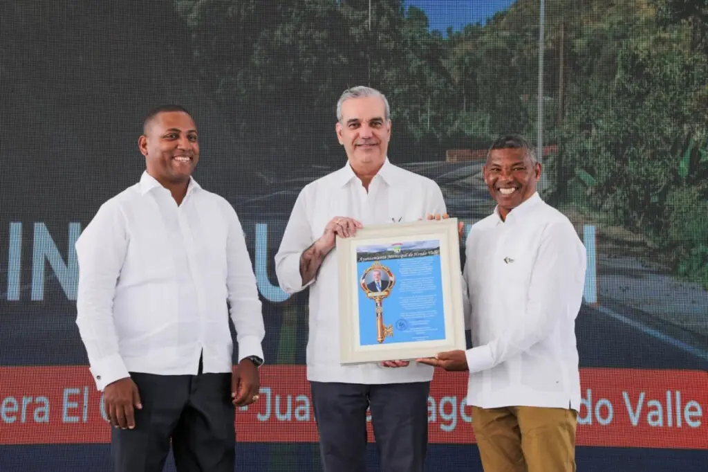 Abinader inaugura carretera El Cercado–Juan Santiago–Hondo Valle y destaca su impacto en la frontera sur