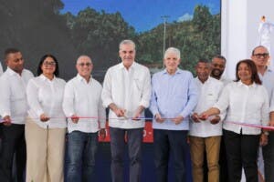 Abinader inaugura carretera El Cercado–Juan Santiago–Hondo Valle y destaca su impacto en la frontera sur