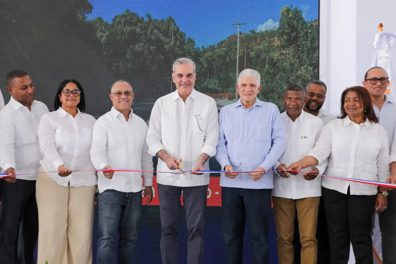 Abinader inaugura carretera El Cercado–Juan Santiago–Hondo Valle y destaca su impacto en la frontera sur