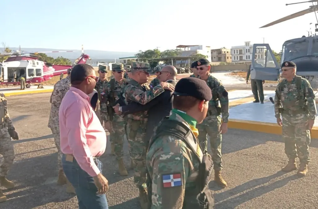El ministro de Defensa, teniente general Carlos Antonio Fernández Onofre, motiva a militares en recorrido por provincias fronterizas./Foto Julio Gómez