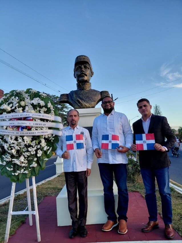 Develan tarja en honor al general Antonio Duvergé