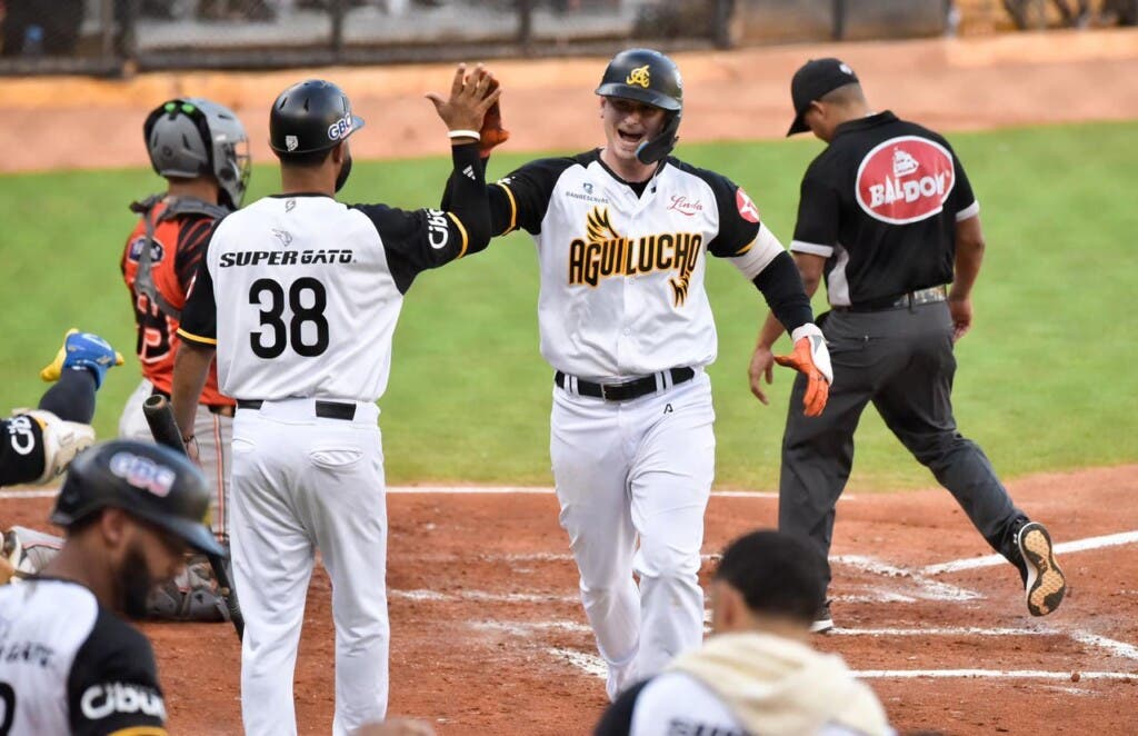 Cuatro lanzadores aguiluchos se combinaron para dejar a los Toros en un solo hit, mientras el importado Corey Joyce conectó el cuadrangular decisivo y el veterano Aderlín Rodríguez encabezó la ofensiva con una jornada perfecta de 3-3.
