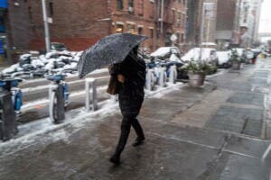 ¿Qué estados además de Nueva York están siendo afectados por condiciones climáticas y retrasos en aeropuertos?