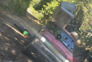 Dos mueren electrocutados al caer cable eléctrico sobre su vehículo en Gaspar Hernández