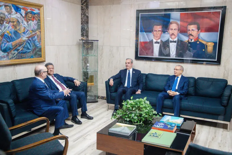La histórica reunión entre el presidente Luis Abinader y los expresidentes Danilo Medina, Leonel Fernández e Hipólito Mejía, que abordó la crisis haitiana.