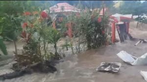 Explosión de tubería deja viviendas inundadas y familias en la calle en Sabana Iglesia