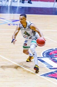 De León y Ortega conduce al San Vicente a empatar serie final Basket superior con Refuerzos