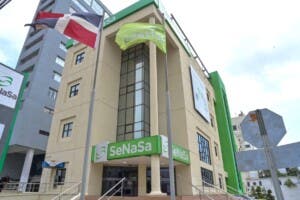 Senasa admite retrasos en entrega de medicamentos y promete agilizar autorizaciones