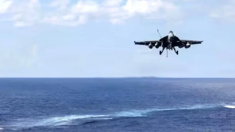 en espacio aéreo venezolano sobre aguas del Golfo de Venezuela durante unos 40 minutos,