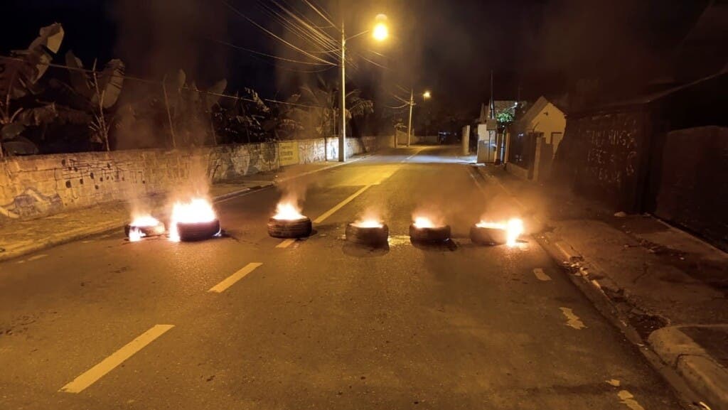 Anoche, previo al paro en el Cibao Central fueron incendidas varios neumáticos en las vías y se arrojaron desperdicios