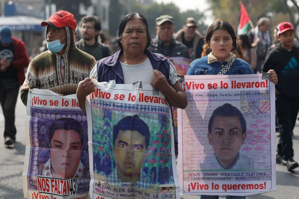 Estudiantes exigen al Gobierno mexicano dar respuesta a padres de alumnos de Ayotzinapa