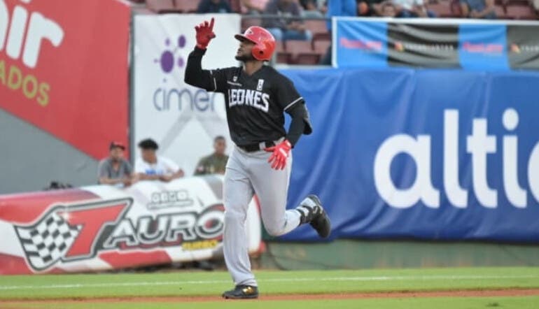 Alexander Canario señala al cielo tras jonronear.