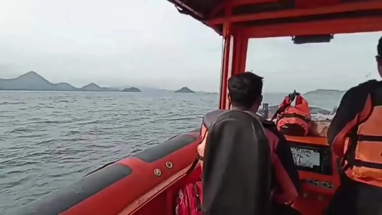 Indonesia reanuda la búsqueda de un español y tres de sus hijos tras un naufragio