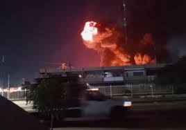 Planta química incendiada en Venezuela niega haber sido blanco de ataque de Trump