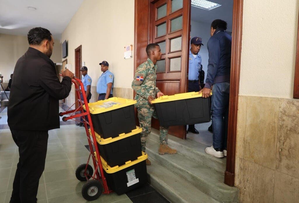 Empleados del Ministerio Público trasladaron al Tribunal de Atención Permanente las supuestas evidencias que sustentan la acusación en el caso de presunta corrupción en Senasa, con miras al conocimiento de la medida de coerción./Foto Chaimy Soriano