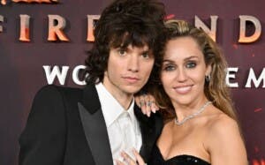 Miley Cyrus y Maxx Morando se comprometen tras cuatro años de relación