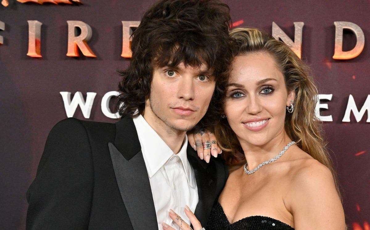 Miley Cyrus y Maxx Morando se comprometen tras cuatro años de relación