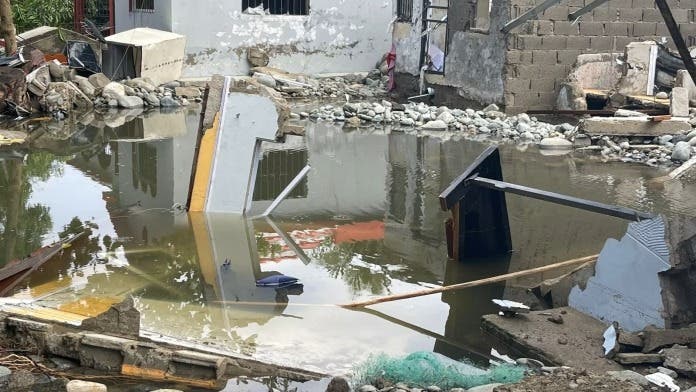 Explosión de tubería deja viviendas inundadas y familias en la calle en Sabana Iglesia