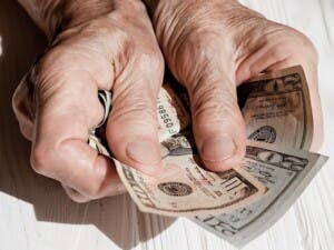 Adultos mayores pierden más de 250 millones de dólares en estafas