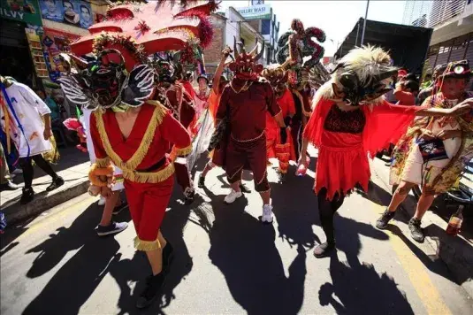 Una fiesta de rebeldía reúne a miles de diablos en las calles de una ciudad ecuatoriana