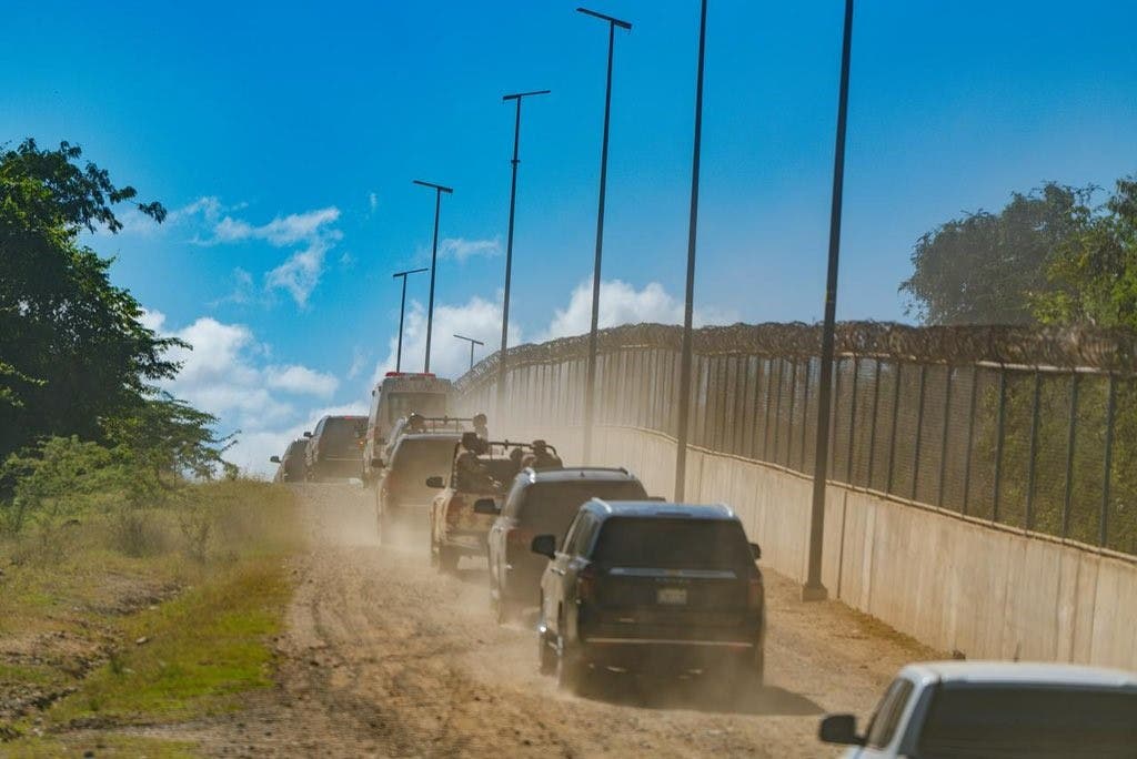 Kast defiende “mano dura” contra la migración tras conocer el muro fronterizo dominicano