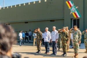 Kast defiende “mano dura” contra la migración tras conocer el muro fronterizo dominicano