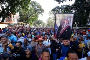 Chavistas oran en una plaza de Caracas por la libertad de Nicolás Maduro y Cilia Flores