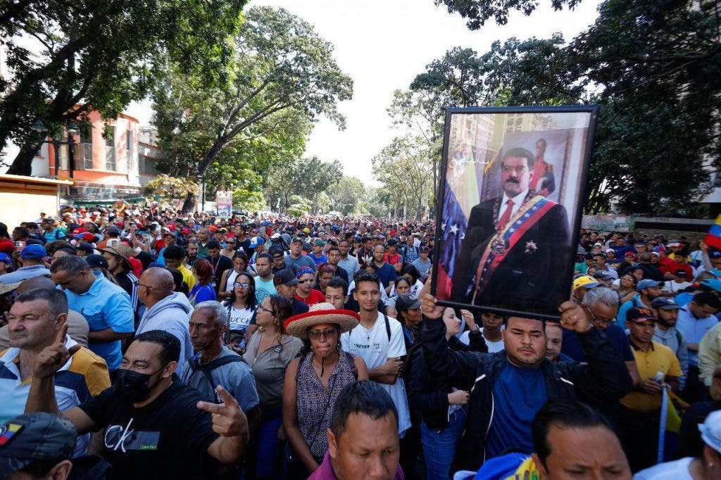 Chavistas oran en una plaza de Caracas por la libertad de Nicolás Maduro y Cilia Flores