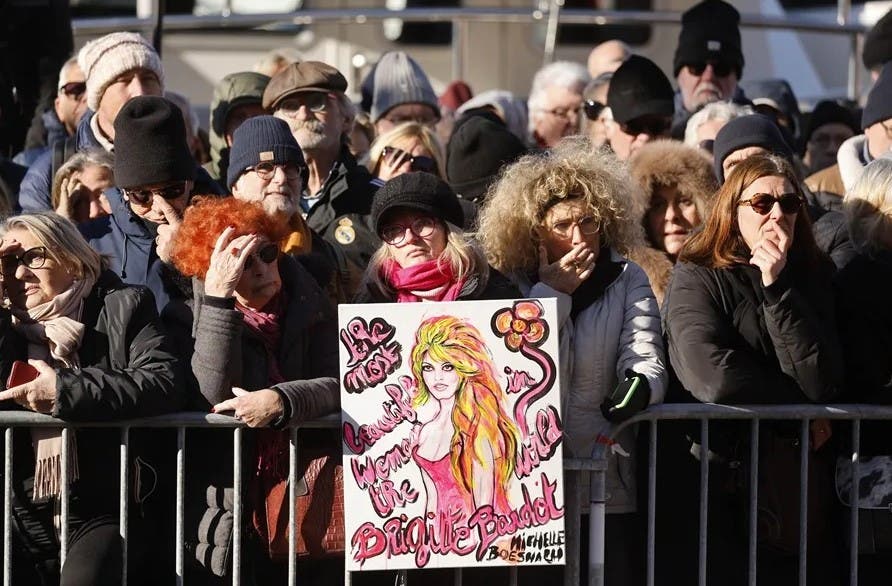 Miles rinden homenaje a Brigitte Bardot en su misa funeral en Saint Tropez