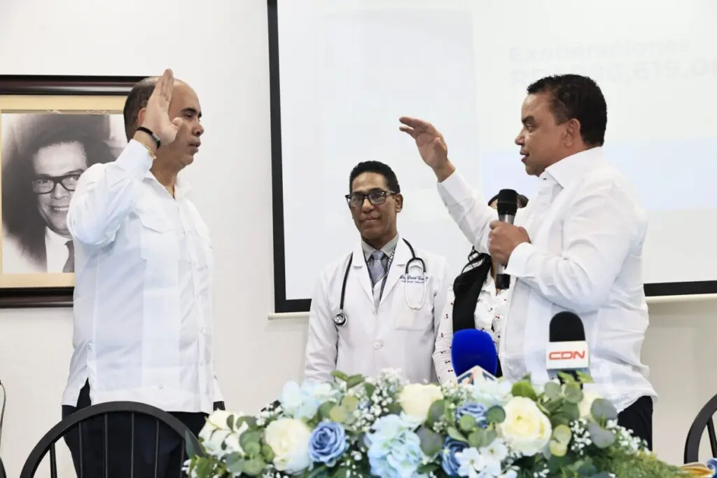 Víctor Rosario Suazo es juramentado por el nuevo director del SNS, Julio Landrón (d). Fuente externa.