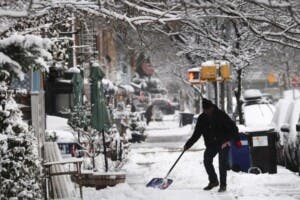 Nueva York activa el estado de emergencia ante el temporal de nieve