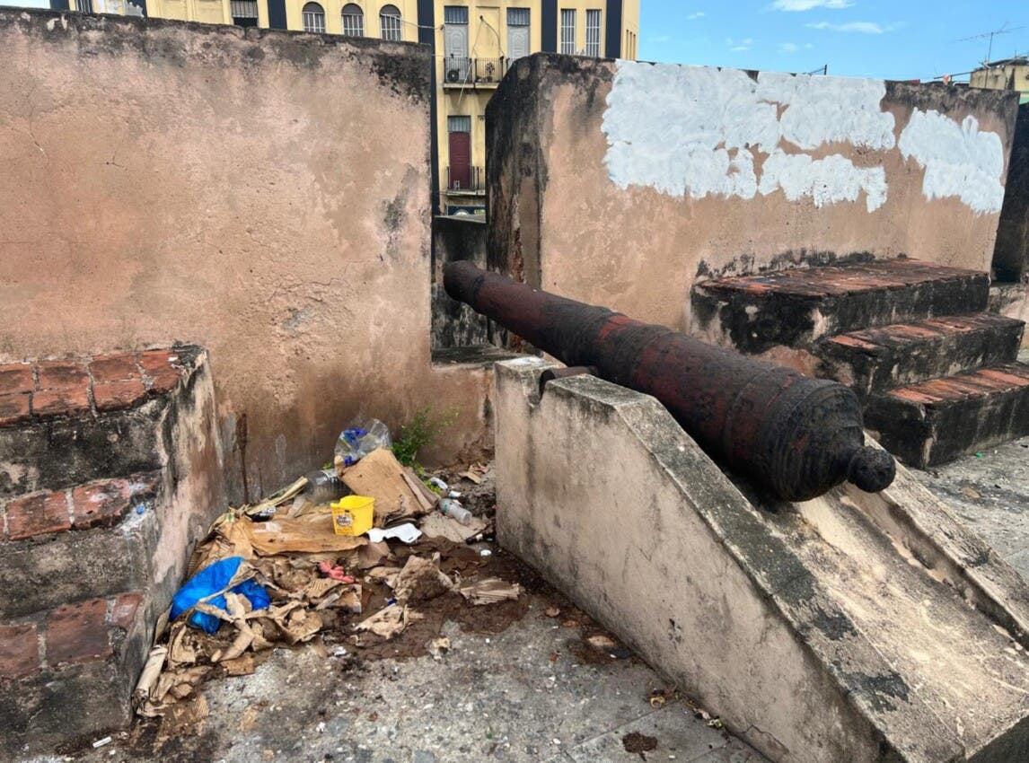 Indigentes convierten los fuertes históricos de Ciudad Colonial en letrinas públicas