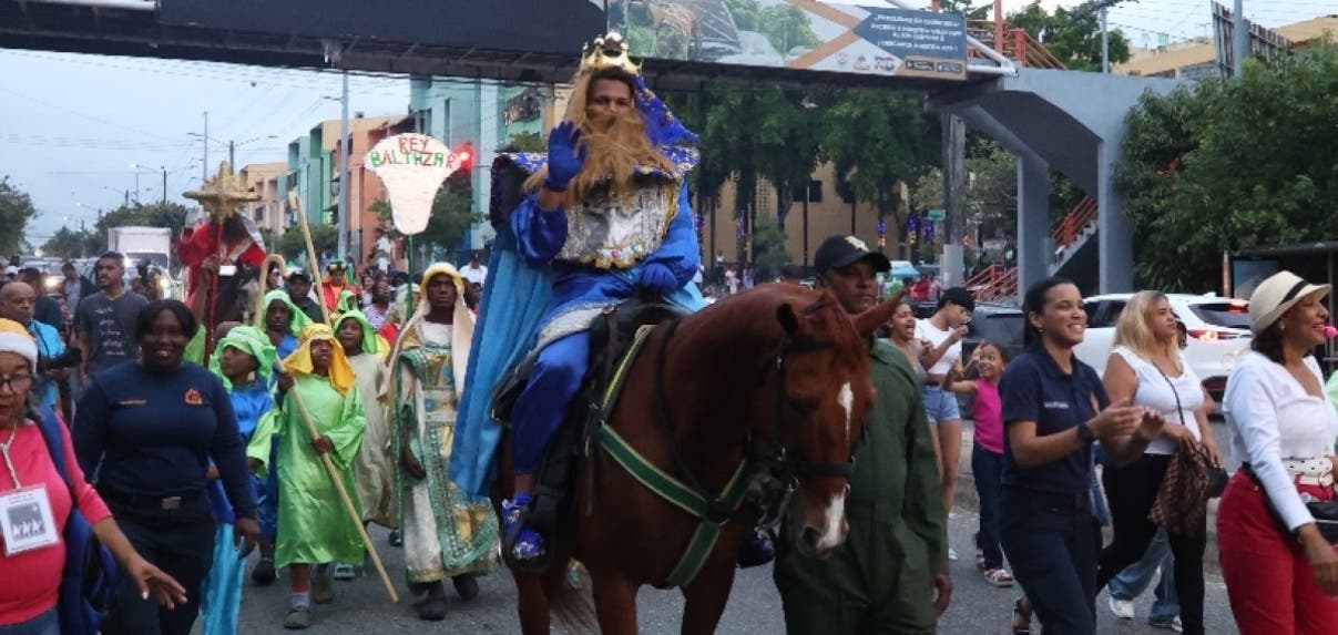 Reyes Magos llenan de alegría calles de Santo Domingo