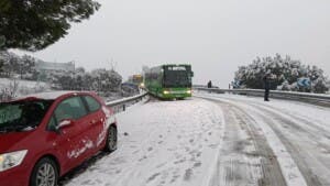 La nevada por borrasca Kristin complica el tránsito en Madrid