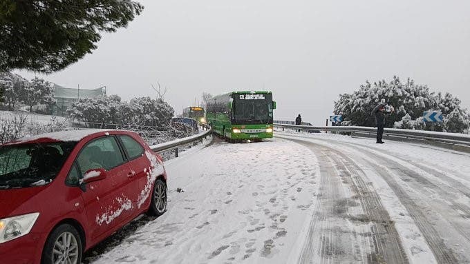 La nevada por borrasca Kristin complica el tránsito en Madrid