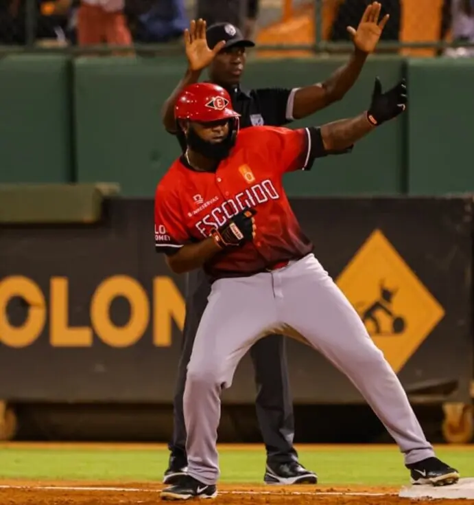 Junior Lake y Yamaico Navarro atizan bates rojos; Escogido toma ventaja 2-0 en la serie final